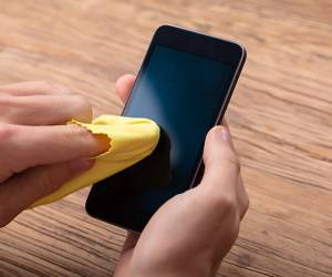دو روش عالی برای تمیز کردن صفحه گوشی