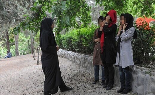 فرماندار شیراز: مراجعان بی‌حجاب، اجازه ورود به «ادارات» ندارند / با «کارمندان» بدحجاب، برخورد می شود /  منع کشف حجاب در مغازه‌ها به «اصناف» اعلام شده 
