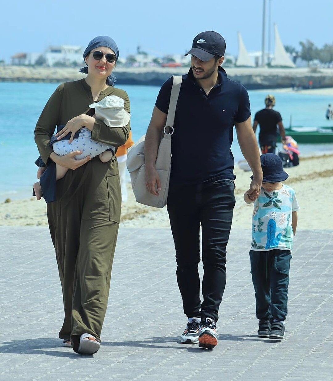 عکس | عکس خانوادگی ساعد سهیلی و همسرش در کنار ساحل